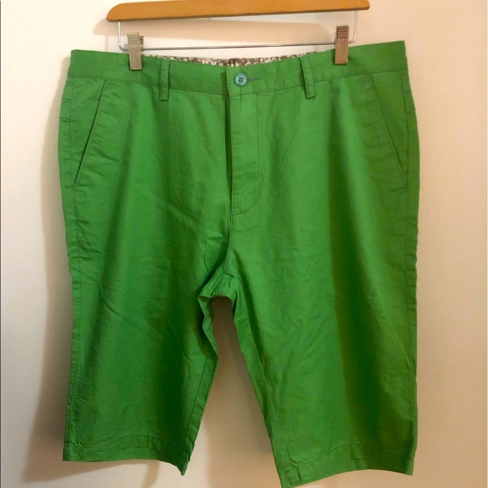 🦜🦜Men’s lime green Versace shorts. Size 38.
